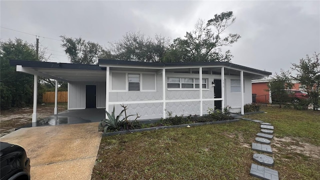 view of front of home featuring a carport and a front yard