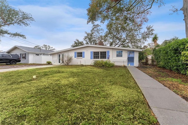 ranch-style home featuring a front lawn