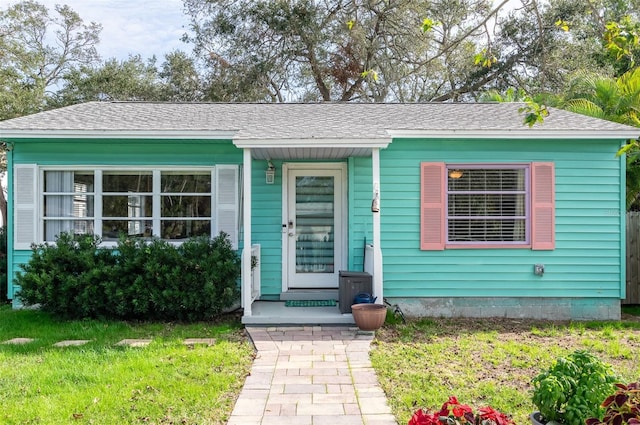 view of front of property featuring a front lawn