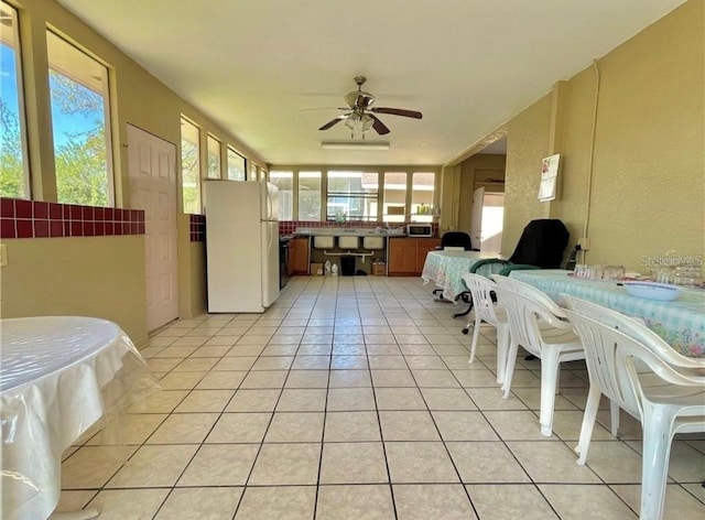 sunroom with ceiling fan