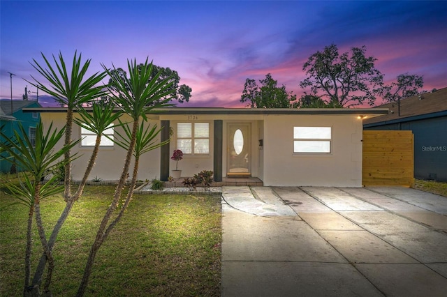 view of front of home featuring a lawn