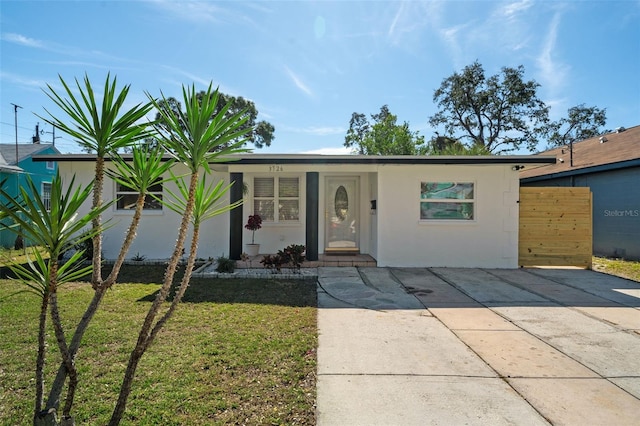 single story home featuring a front yard