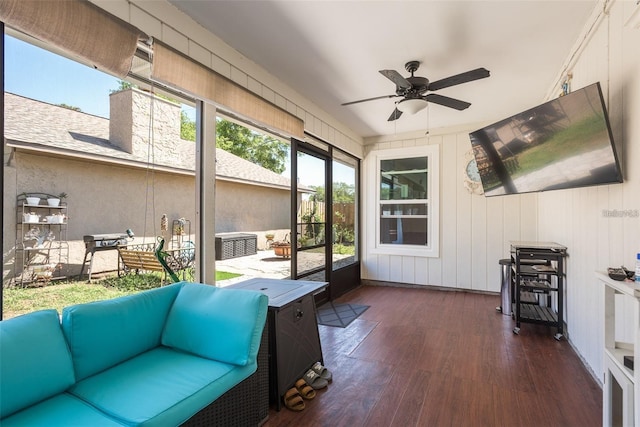 sunroom with ceiling fan