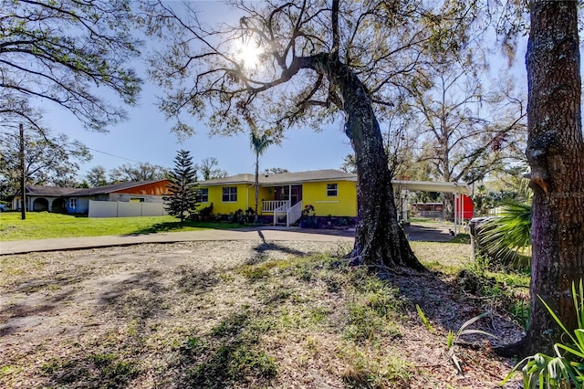 view of front facade featuring a front yard and a carport