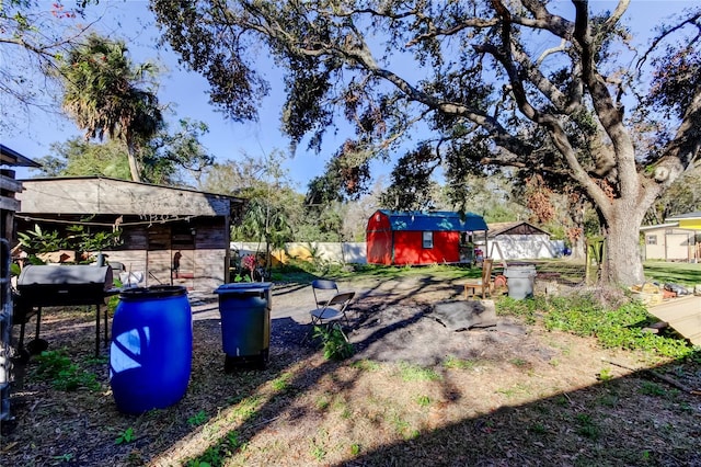 view of yard featuring a shed