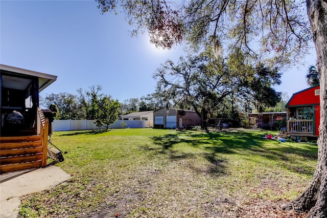 view of yard featuring an outbuilding