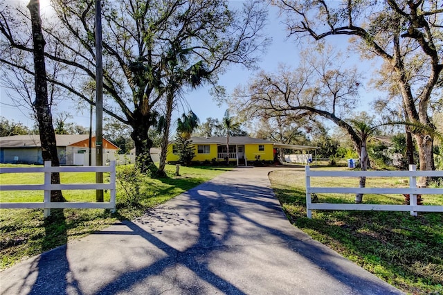 view of front of home featuring a front yard