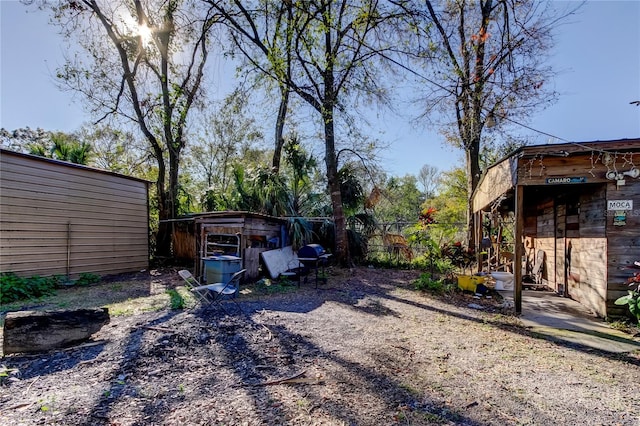 view of yard featuring an outdoor structure