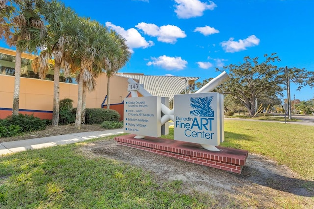 community sign featuring a yard