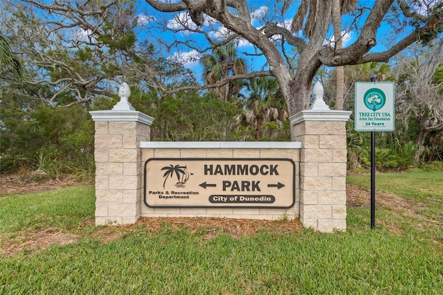 community / neighborhood sign featuring a yard