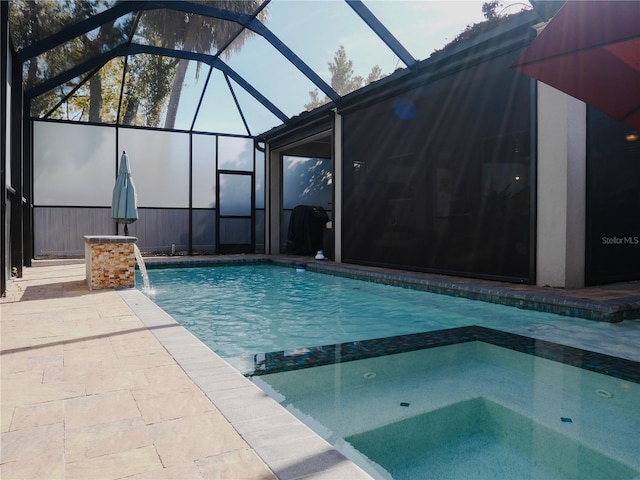 5709 Camila Song Ln, Tampa, FL 33625 - view of swimming pool with a lanai, a patio area, and a pool with connected hot tub