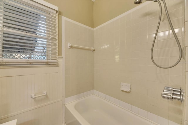 bathroom featuring tiled shower / bath