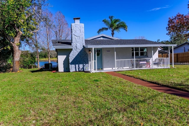 view of front of house with covered porch and a front lawn