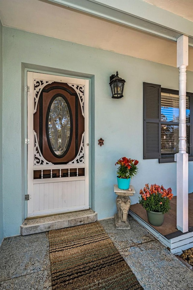 view of exterior entry with stucco siding