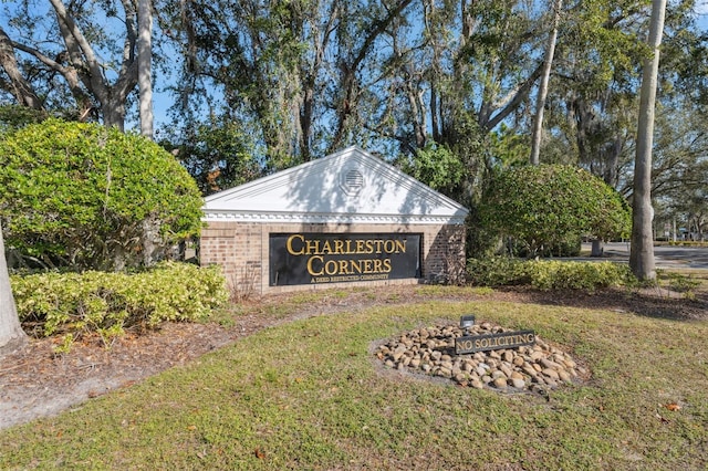 community / neighborhood sign featuring a lawn