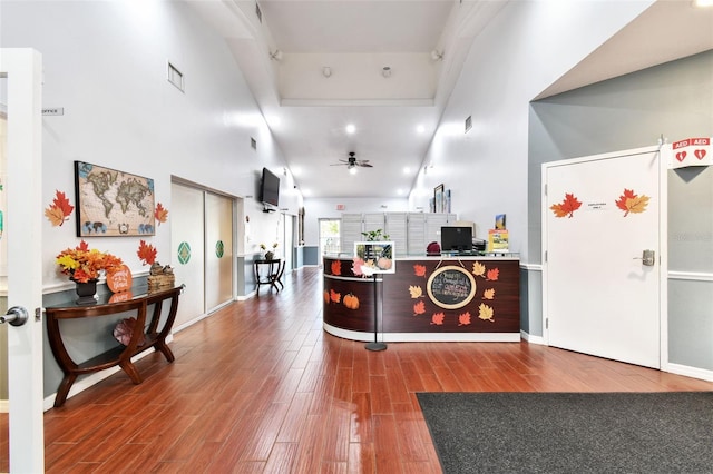 welcome area featuring ceiling fan