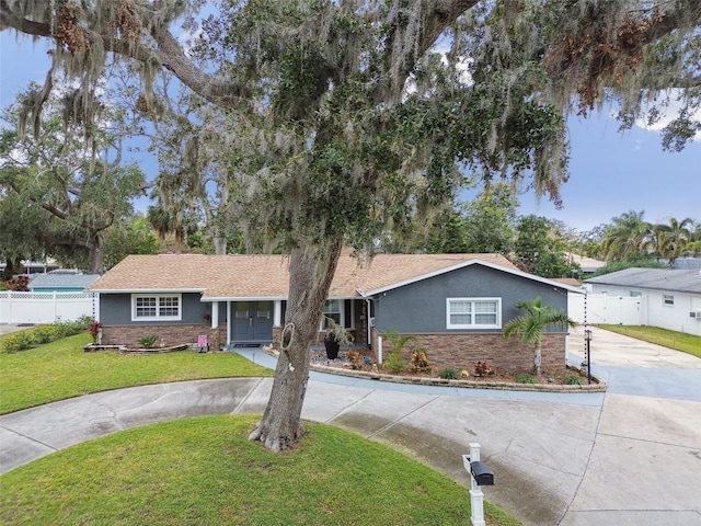 ranch-style house featuring a front lawn