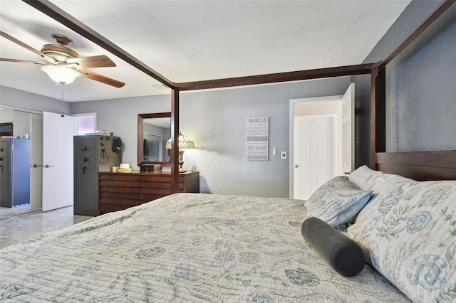 bedroom with ceiling fan and a textured ceiling