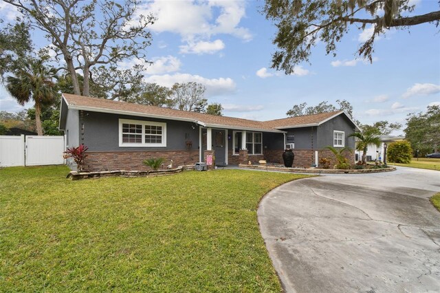 single story home with a front lawn