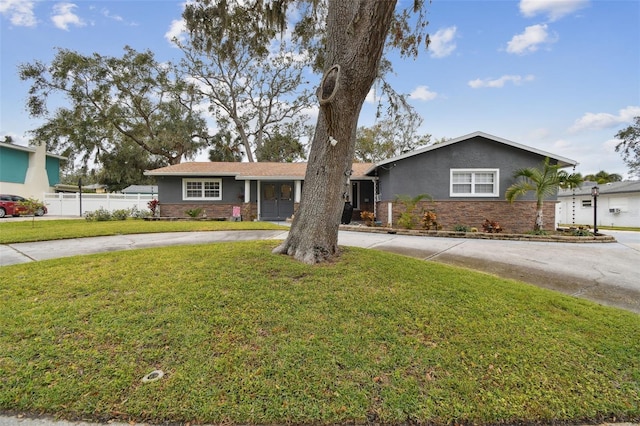 single story home with a front yard