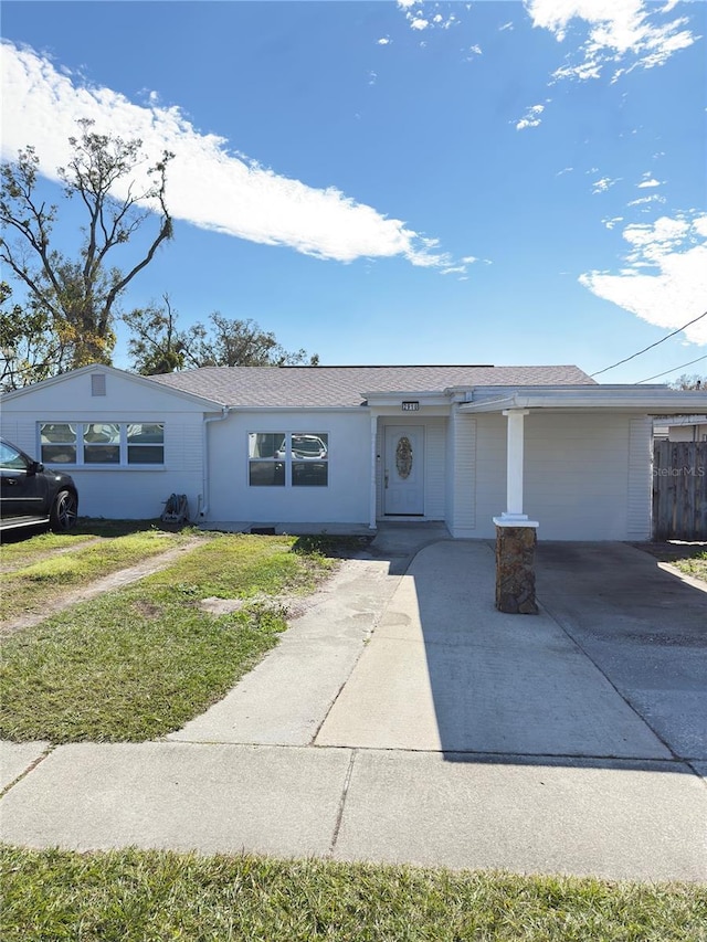 ranch-style house featuring a front yard