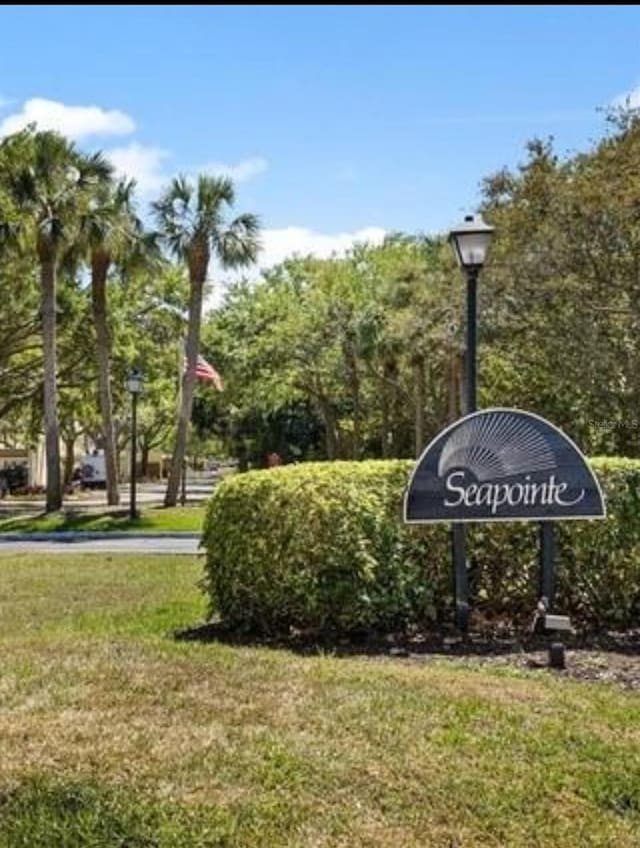 view of property's community featuring a lawn