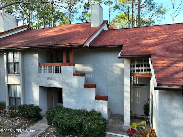 view of front of property featuring a balcony