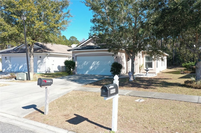 view of front facade featuring a garage and a front yard