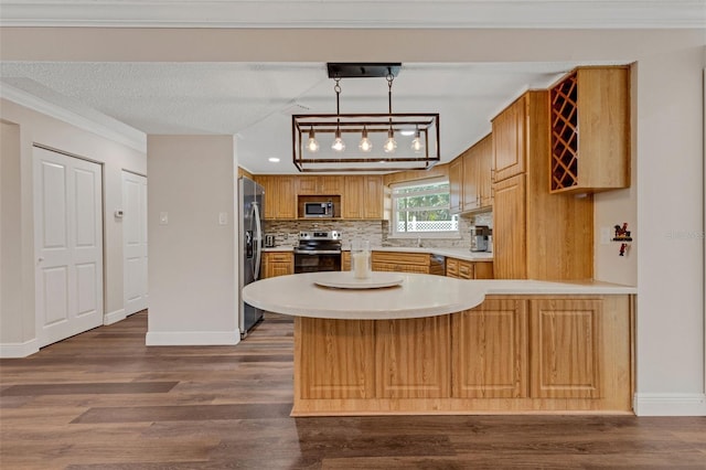 kitchen with stainless steel appliances, dark wood-type flooring, pendant lighting, and kitchen peninsula