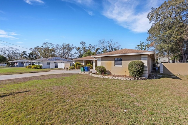 single story home with a front lawn