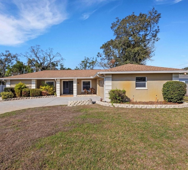 single story home with a front yard