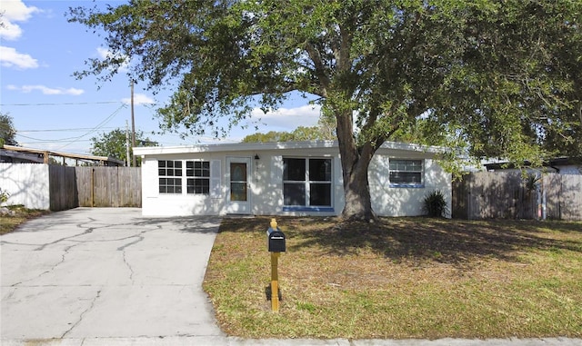 ranch-style house featuring a front yard