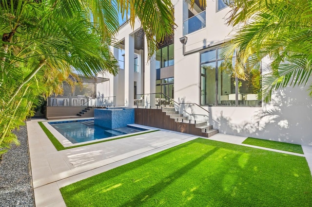 view of swimming pool featuring a lawn