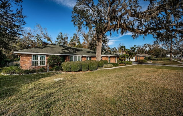 ranch-style home featuring a front lawn