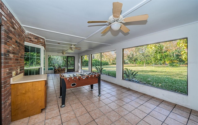 sunroom with ceiling fan