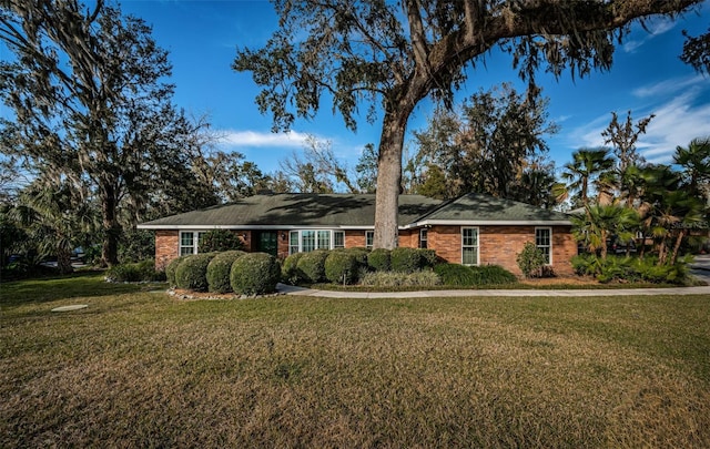 single story home featuring a front lawn