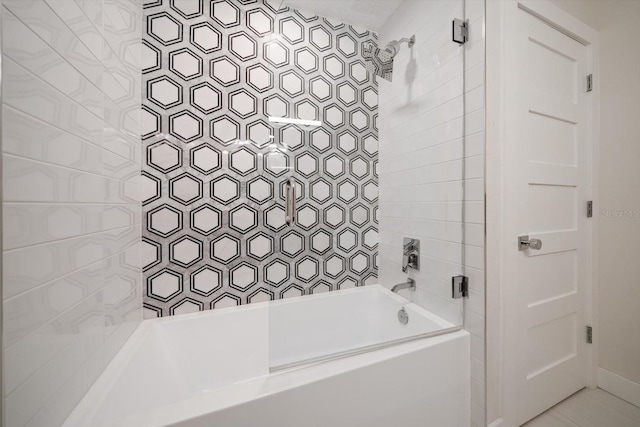 bathroom with tiled shower / bath