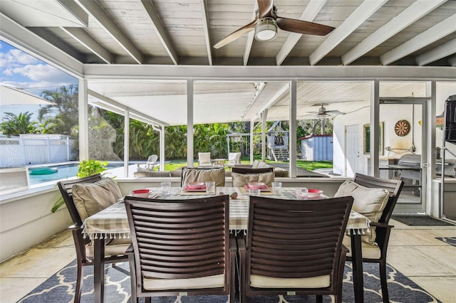 sunroom with ceiling fan