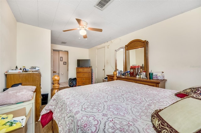 bedroom with ceiling fan