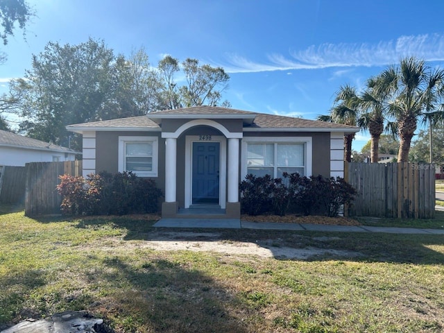 view of front of house featuring a front lawn