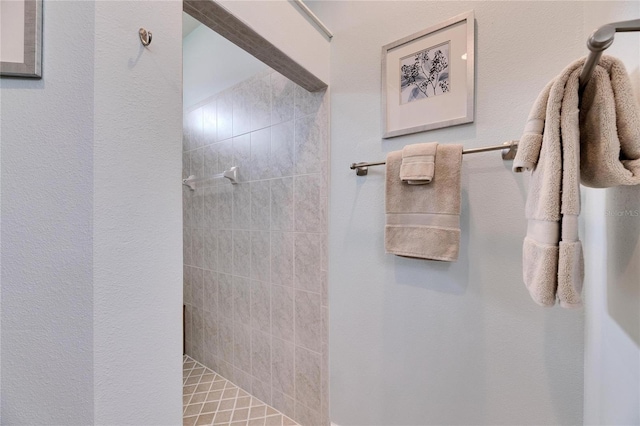 bathroom featuring tiled shower