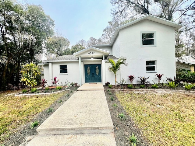 view of front facade featuring a front lawn