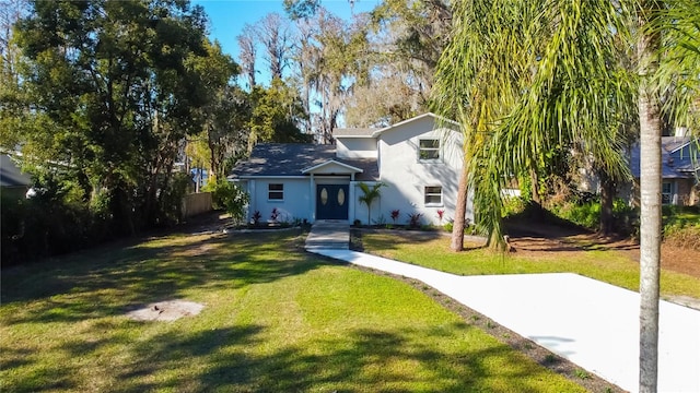 view of front of property featuring a front yard