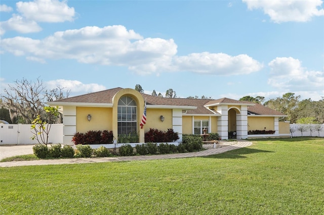 view of front of home featuring a front lawn