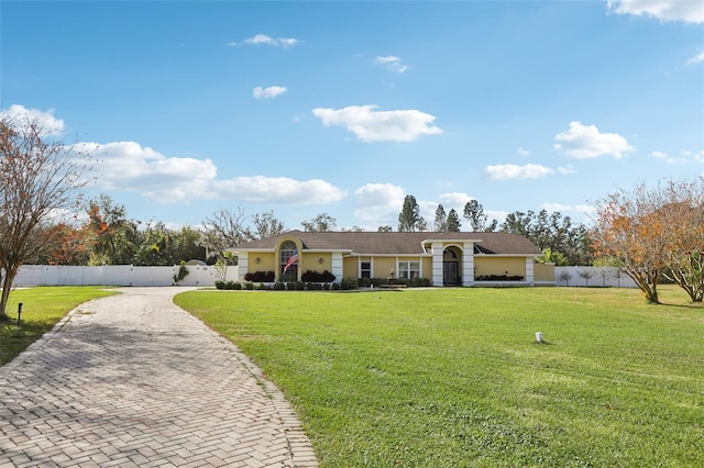 ranch-style home featuring a front lawn