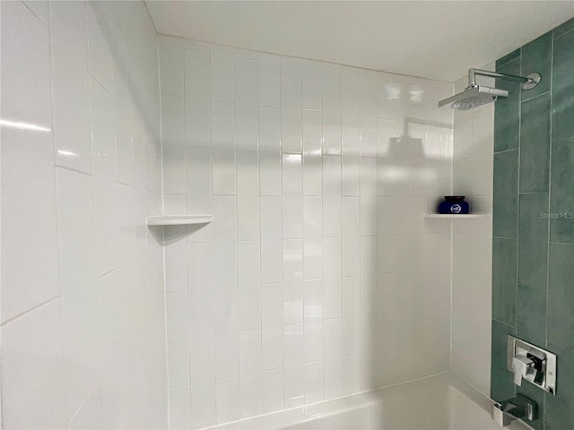 bathroom with tiled shower / bath