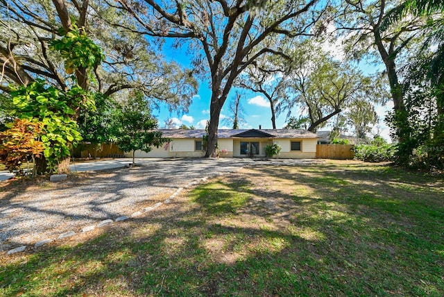 view of front facade featuring a front yard