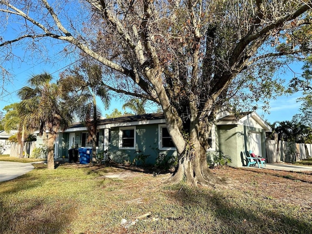 ranch-style house featuring a front yard