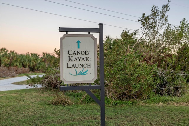 community sign with a lawn