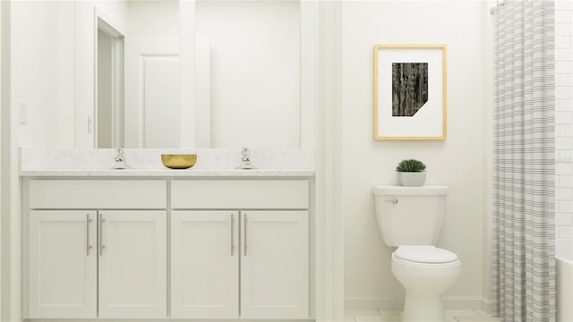 full bathroom featuring shower / bathtub combination with curtain, vanity, and toilet